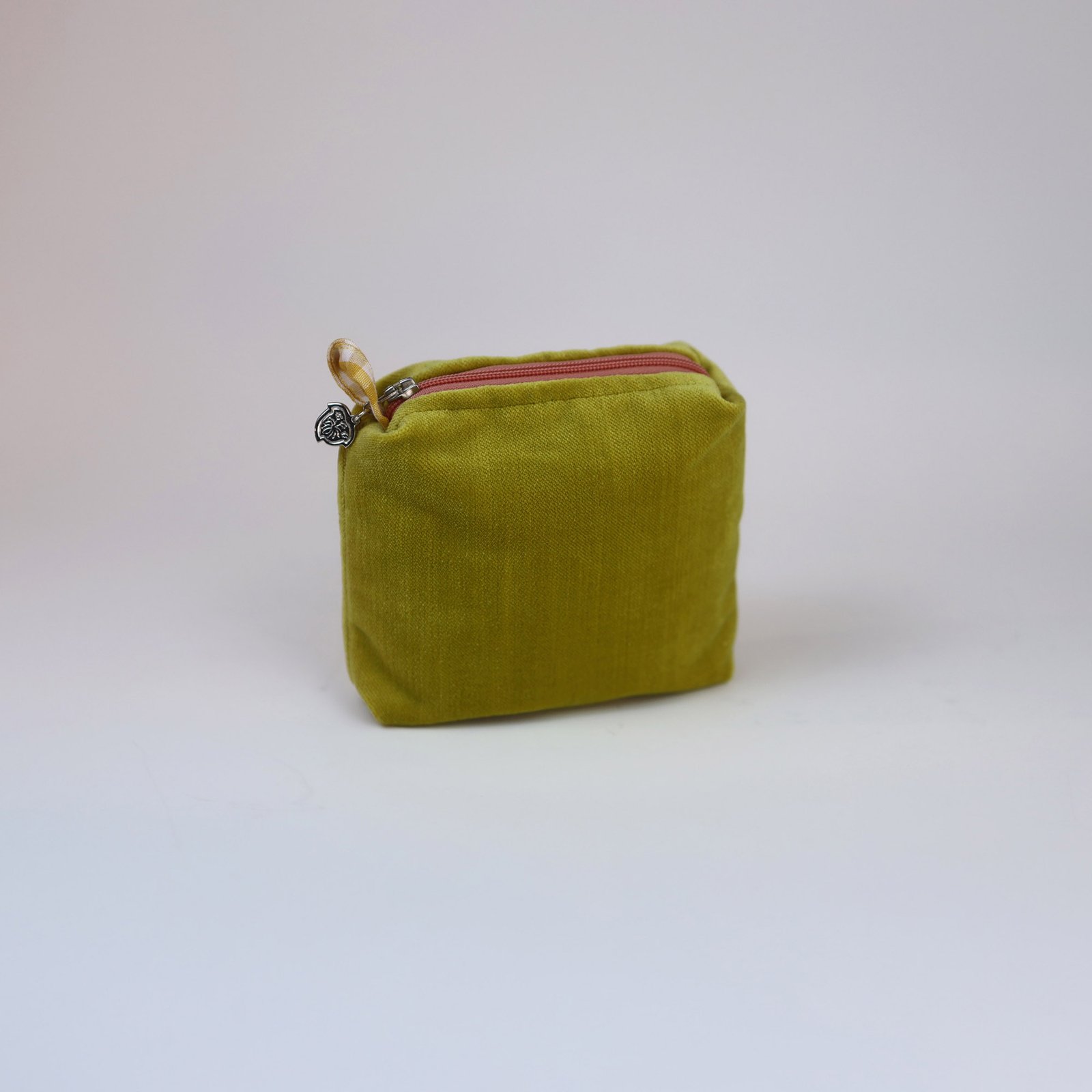neon-velvet-treasury-case-lo