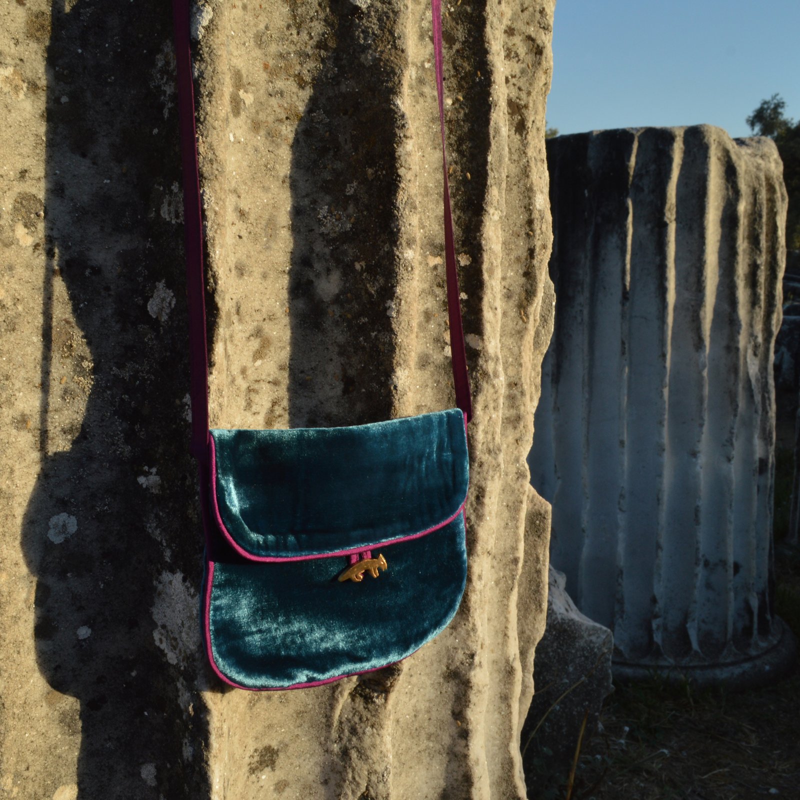 midnight blue loup min messenger 2